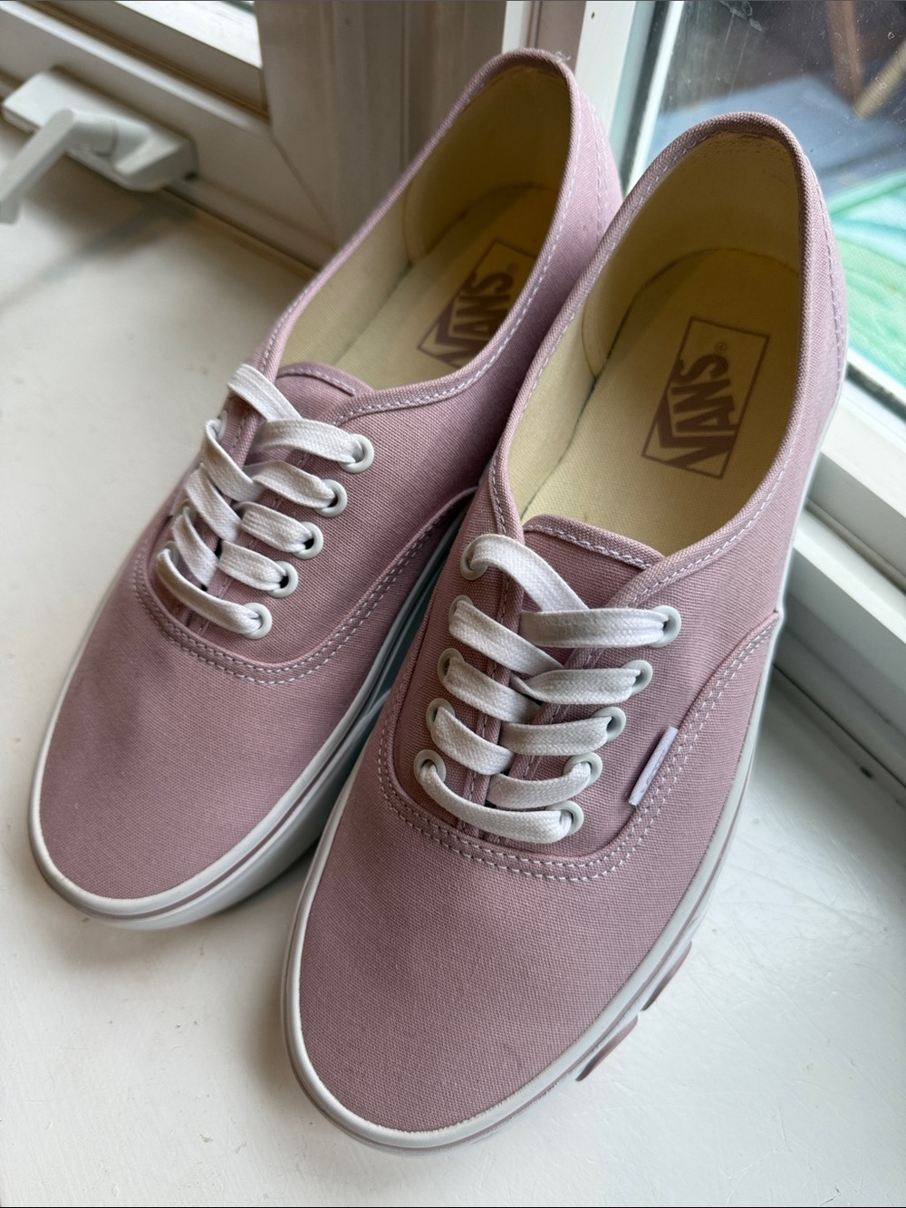 NEVER WORN! Vans Women’s Pink Canvas Platform Sneaker with Daisy Accent - Picture 2 of 12